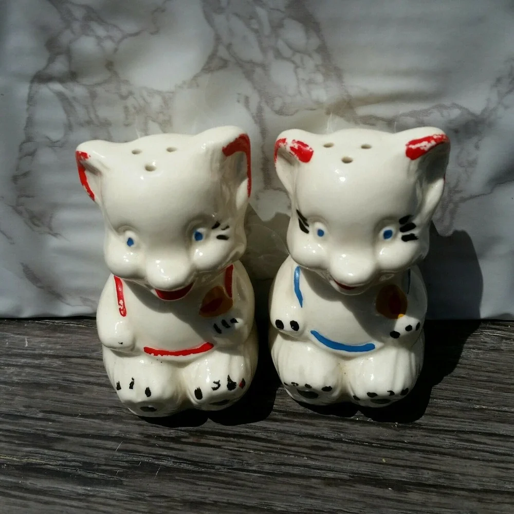 Vintage Kitsch Cats White Ceramic Small Animal Salt & Pepper Shakers Decor